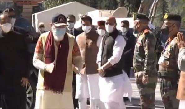 मोदी पहुंचे मनाली, करेगें अटल रोहतांग सुरंग का उद्घाटन